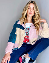 Cargar imagen en el visor de la galería, Camisetas básicas de mujer Glam Rock,rock and roll Disponible en tallas S, M y L. Colores, blanca, negra y lila. Diamante de Flint bordado. Horma suelta. Fabricada en Algodón Peruano. Producto hecho en Colombia. Compra Online . Camisetas estampadas de mujer con grupos icónicos de rock como los rolling stones, los ramones y David Bowie