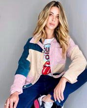 Cargar imagen en el visor de la galería, Camisetas básicas de mujer Glam Rock,rock and roll Disponible en tallas S, M y L. Colores, blanca, negra y lila. Diamante de Flint bordado. Horma suelta. Fabricada en Algodón Peruano. Producto hecho en Colombia. Compra Online . Camisetas estampadas de mujer con grupos icónicos de rock como los rolling stones, los ramones y David Bowie