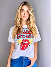 Cargar imagen en el visor de la galería, Camisetas básicas de mujer Glam Rock,rock and roll Disponible en tallas S, M y L. Colores, blanca, negra y lila. Diamante de Flint bordado. Horma suelta. Fabricada en Algodón Peruano. Producto hecho en Colombia. Compra Online . Camisetas estampadas de mujer con grupos icónicos de rock como los rolling stones, los ramones y David Bowie