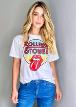 Cargar imagen en el visor de la galería, Camisetas básicas de mujer Glam Rock,rock and roll Disponible en tallas S, M y L. Colores, blanca, negra y lila. Diamante de Flint bordado. Horma suelta. Fabricada en Algodón Peruano. Producto hecho en Colombia. Compra Online . Camisetas estampadas de mujer con grupos icónicos de rock como los rolling stones, los ramones y David Bowie
