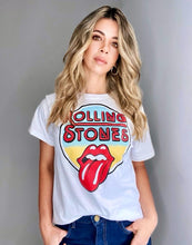Cargar imagen en el visor de la galería, Camisetas básicas de mujer Glam Rock,rock and roll Disponible en tallas S, M y L. Colores, blanca, negra y lila. Diamante de Flint bordado. Horma suelta. Fabricada en Algodón Peruano. Producto hecho en Colombia. Compra Online . Camisetas estampadas de mujer con grupos icónicos de rock como los rolling stones, los ramones y David Bowie
