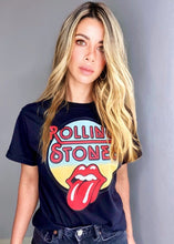 Cargar imagen en el visor de la galería, Camisetas básicas de mujer Glam Rock,rock and roll Disponible en tallas S, M y L. Colores, blanca, negra y lila. Diamante de Flint bordado. Horma suelta. Fabricada en Algodón Peruano. Producto hecho en Colombia. Compra Online . Camisetas estampadas de mujer con grupos icónicos de rock como los rolling stones, los ramones y David Bowie