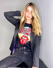 Cargar imagen en el visor de la galería, Camisetas básicas de mujer Glam Rock,rock and roll Disponible en tallas S, M y L. Colores, blanca, negra y lila. Diamante de Flint bordado. Horma suelta. Fabricada en Algodón Peruano. Producto hecho en Colombia. Compra Online . Camisetas estampadas de mujer con grupos icónicos de rock como los rolling stones, los ramones y David Bowie