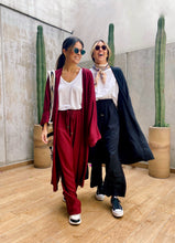 Cargar imagen en el visor de la galería, Sets de Verano para mujer. Tejido fluido liso. Composición: 100% rayón. Set de 2 Piezas. Kimono diseño recto, largo y manga tres cuartos. Pantalones Diseño wide leg, largo y de tiro alto. Bolsillos laterales. Cintura elástica. Sin cierre. Cordón decorativo con terminaciones en metal. Úsalo para ir de vacaciones como salida de baño, para ir a fiestas o eventos ó para días relajados y descomplicados. Disponible en color negro y vinotinto. Producto 100% hecho en Colombia.