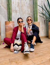 Cargar imagen en el visor de la galería, Sets de Verano para mujer. Tejido fluido liso. Composición: 100% rayón. Set de 2 Piezas. Kimono diseño recto, largo y manga tres cuartos. Pantalones Diseño wide leg, largo y de tiro alto. Bolsillos laterales. Cintura elástica. Sin cierre. Cordón decorativo con terminaciones en metal. Úsalo para ir de vacaciones como salida de baño, para ir a fiestas o eventos ó para días relajados y descomplicados. Disponible en color negro y vinotinto. Producto 100% hecho en Colombia.