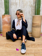 Cargar imagen en el visor de la galería, Sets de Verano para mujer. Tejido fluido liso. Composición: 100% rayón. Set de 2 Piezas. Kimono diseño recto, largo y manga tres cuartos. Pantalones Diseño wide leg, largo y de tiro alto. Bolsillos laterales. Cintura elástica. Sin cierre. Cordón decorativo con terminaciones en metal. Úsalo para ir de vacaciones como salida de baño, para ir a fiestas o eventos ó para días relajados y descomplicados. Disponible en color negro y vinotinto. Producto 100% hecho en Colombia.