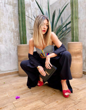 Cargar imagen en el visor de la galería, Sets de Verano para mujer. Tejido fluido liso. Composición: 100% rayón. Set de 2 Piezas. Kimono diseño recto, largo y manga tres cuartos. Pantalones Diseño wide leg, largo y de tiro alto. Bolsillos laterales. Cintura elástica. Sin cierre. Cordón decorativo con terminaciones en metal. Úsalo para ir de vacaciones como salida de baño, para ir a fiestas o eventos ó para días relajados y descomplicados. Disponible en color negro y vinotinto. Producto 100% hecho en Colombia.