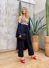 Cargar imagen en el visor de la galería, Sets de Verano para mujer. Tejido fluido liso. Composición: 100% rayón. Set de 2 Piezas. Kimono diseño recto, largo y manga tres cuartos. Pantalones Diseño wide leg, largo y de tiro alto. Bolsillos laterales. Cintura elástica. Sin cierre. Cordón decorativo con terminaciones en metal. Úsalo para ir de vacaciones como salida de baño, para ir a fiestas o eventos ó para días relajados y descomplicados. Disponible en color negro y vinotinto. Producto 100% hecho en Colombia.