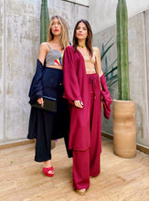 Cargar imagen en el visor de la galería, Sets de Verano para mujer. Tejido fluido liso. Composición: 100% rayón. Set de 2 Piezas. Kimono diseño recto, largo y manga tres cuartos. Pantalones Diseño wide leg, largo y de tiro alto. Bolsillos laterales. Cintura elástica. Sin cierre. Cordón decorativo con terminaciones en metal. Úsalo para ir de vacaciones como salida de baño, para ir a fiestas o eventos ó para días relajados y descomplicados. Disponible en color negro y vinotinto. Producto 100% hecho en Colombia.