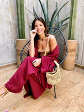 Cargar imagen en el visor de la galería, Sets de Verano para mujer. Tejido fluido liso. Composición: 100% rayón. Set de 2 Piezas. Kimono diseño recto, largo y manga tres cuartos. Pantalones Diseño wide leg, largo y de tiro alto. Bolsillos laterales. Cintura elástica. Sin cierre. Cordón decorativo con terminaciones en metal. Úsalo para ir de vacaciones como salida de baño, para ir a fiestas o eventos ó para días relajados y descomplicados. Disponible en color negro y vinotinto. Producto 100% hecho en Colombia.