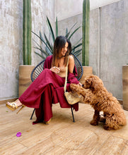 Cargar imagen en el visor de la galería, Sets de Verano para mujer. Tejido fluido liso. Composición: 100% rayón. Set de 2 Piezas. Kimono diseño recto, largo y manga tres cuartos. Pantalones Diseño wide leg, largo y de tiro alto. Bolsillos laterales. Cintura elástica. Sin cierre. Cordón decorativo con terminaciones en metal. Úsalo para ir de vacaciones como salida de baño, para ir a fiestas o eventos ó para días relajados y descomplicados. Disponible en color negro y vinotinto. Producto 100% hecho en Colombia.