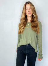 Cargar imagen en el visor de la galería, Saco Básico de mujer, con cuello redondo. hecho en 100% Algodón. Diseño recto. Cuello redondo. Manga larga. Abertura Lateral. Diamante de Flint estampado tono a tono en la espalda. Disponible en 4 espectaculares colores, hueso, amarillo, lila y verde militar. Súper cómodo y vestidor. Producto 100% hechos en Colombia.