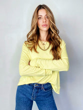 Cargar imagen en el visor de la galería, Saco Básico de mujer, con cuello redondo. hecho en 100% Algodón. Diseño recto. Cuello redondo. Manga larga. Abertura Lateral. Diamante de Flint estampado tono a tono en la espalda. Disponible en 4 espectaculares colores, hueso, amarillo, lila y verde militar. Súper cómodo y vestidor. Producto 100% hechos en Colombia.
