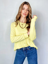 Cargar imagen en el visor de la galería, Saco Básico de mujer, con cuello redondo. hecho en 100% Algodón. Diseño recto. Cuello redondo. Manga larga. Abertura Lateral. Diamante de Flint estampado tono a tono en la espalda. Disponible en 4 espectaculares colores, hueso, amarillo, lila y verde militar. Súper cómodo y vestidor. Producto 100% hechos en Colombia.