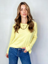 Cargar imagen en el visor de la galería, Saco Básico de mujer, con cuello redondo. hecho en 100% Algodón. Diseño recto. Cuello redondo. Manga larga. Abertura Lateral. Diamante de Flint estampado tono a tono en la espalda. Disponible en 4 espectaculares colores, hueso, amarillo, lila y verde militar. Súper cómodo y vestidor. Producto 100% hechos en Colombia.