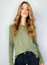 Cargar imagen en el visor de la galería, Saco Básico de mujer, con cuello redondo. hecho en 100% Algodón. Diseño recto. Cuello redondo. Manga larga. Abertura Lateral. Diamante de Flint estampado tono a tono en la espalda. Disponible en 4 espectaculares colores, hueso, amarillo, lila y verde militar. Súper cómodo y vestidor. Producto 100% hechos en Colombia.