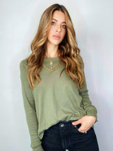 Cargar imagen en el visor de la galería, Saco Básico de mujer, con cuello redondo. hecho en 100% Algodón. Diseño recto. Cuello redondo. Manga larga. Abertura Lateral. Diamante de Flint estampado tono a tono en la espalda. Disponible en 4 espectaculares colores, hueso, amarillo, lila y verde militar. Súper cómodo y vestidor. Producto 100% hechos en Colombia.