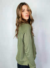 Cargar imagen en el visor de la galería, Saco Básico de mujer, con cuello redondo. hecho en 100% Algodón. Diseño recto. Cuello redondo. Manga larga. Abertura Lateral. Diamante de Flint estampado tono a tono en la espalda. Disponible en 4 espectaculares colores, hueso, amarillo, lila y verde militar. Súper cómodo y vestidor. Producto 100% hechos en Colombia.