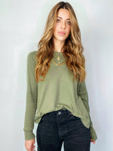 Cargar imagen en el visor de la galería, Saco Básico de mujer, con cuello redondo. hecho en 100% Algodón. Diseño recto. Cuello redondo. Manga larga. Abertura Lateral. Diamante de Flint estampado tono a tono en la espalda. Disponible en 4 espectaculares colores, hueso, amarillo, lila y verde militar. Súper cómodo y vestidor. Producto 100% hechos en Colombia.