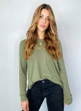 Cargar imagen en el visor de la galería, Saco Básico de mujer, con cuello redondo. hecho en 100% Algodón. Diseño recto. Cuello redondo. Manga larga. Abertura Lateral. Diamante de Flint estampado tono a tono en la espalda. Disponible en 4 espectaculares colores, hueso, amarillo, lila y verde militar. Súper cómodo y vestidor. Producto 100% hechos en Colombia.