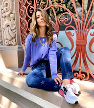 Cargar imagen en el visor de la galería, Jeans de mujer. Tejido algodón. Modelo Straight-fit, bota recta. Tiro alto. Cinco bolsillos. Cierre de cremallera y botón. Diseño Bleach Tie Dye. Diseñados bajo las últimas tendencias de la moda. Trendy y súper cool. Compra online