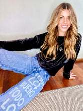 Cargar imagen en el visor de la galería, Jeans culottes de mujer. Tejido mezcla de algodón reciclado. Diseño culotte. Tiro medio. Cinco bolsillos. Detalle Detalle de frase estampada en la pierna izquierda "TODO LO RICO TODO LO BUENO". Chispas de pintura. en la pierna izquierda. Producto hecho en Colombia. Compra Online