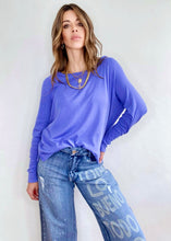 Cargar imagen en el visor de la galería, Jeans culottes de mujer. Tejido mezcla de algodón reciclado. Diseño culotte. Tiro medio. Cinco bolsillos. Detalle Detalle de frase estampada en la pierna izquierda "TODO LO RICO TODO LO BUENO". Chispas de pintura. en la pierna izquierda. Producto hecho en Colombia. Compra Online