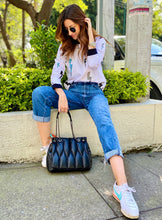 Cargar imagen en el visor de la galería, Saco de mujer. Tejido Algodón. Diseño estampado de rayos con intervenciones artesanales decorativas hechas a mano. Bordados en lentejuelas, perlas y puntadas. Diseño recto. Cuello redondo. Manga larga. Disponible en 2 colores, blanco y Negro. Estas prendas son productos que han sido confeccionadas con fibras y/o procesos de producción sostenible, reduciendo así su impacto ambiental. Producto hecho en Colombia. Compra Online