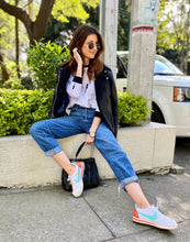 Cargar imagen en el visor de la galería, Saco de mujer. Tejido Algodón. Diseño estampado de rayos con intervenciones artesanales decorativas hechas a mano. Bordados en lentejuelas, perlas y puntadas. Diseño recto. Cuello redondo. Manga larga. Disponible en 2 colores, blanco y Negro. Estas prendas son productos que han sido confeccionadas con fibras y/o procesos de producción sostenible, reduciendo así su impacto ambiental. Producto hecho en Colombia. Compra Online