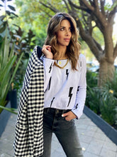 Cargar imagen en el visor de la galería, Saco de mujer. Tejido Algodón. Diseño estampado de rayos con bordado de puntadas hechas a mano en terminaciones de cuello y mangas. Diseño recto. Cuello redondo. Manga larga. Disponible en 2 colores, blanco y Negro. Estas prendas son productos que han sido confeccionadas con fibras y/o procesos de producción sostenible, reduciendo así su impacto ambiental. Producto 100% hecho en Colombia. Compra Online