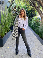 Cargar imagen en el visor de la galería, Saco de mujer. Tejido Algodón. Diseño estampado de rayos con bordado de puntadas hechas a mano en terminaciones de cuello y mangas. Diseño recto. Cuello redondo. Manga larga. Disponible en 2 colores, blanco y Negro. Estas prendas son productos que han sido confeccionadas con fibras y/o procesos de producción sostenible, reduciendo así su impacto ambiental. Producto 100% hecho en Colombia. Compra Online