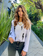 Cargar imagen en el visor de la galería, Saco de mujer. Tejido Algodón. Diseño estampado de rayos con bordado de puntadas hechas a mano en terminaciones de cuello y mangas. Diseño recto. Cuello redondo. Manga larga. Disponible en 2 colores, blanco y Negro. Estas prendas son productos que han sido confeccionadas con fibras y/o procesos de producción sostenible, reduciendo así su impacto ambiental. Producto 100% hecho en Colombia. Compra Online