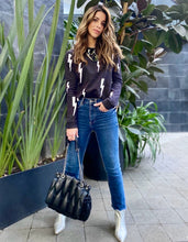 Cargar imagen en el visor de la galería, Saco de mujer. Tejido Algodón. Diseño estampado de rayos con intervenciones artesanales decorativas hechas a mano. Bordados en lentejuelas, perlas y puntadas. Diseño recto. Cuello redondo. Manga larga. Disponible en 2 colores, blanco y Negro. Estas prendas son productos que han sido confeccionadas con fibras y/o procesos de producción sostenible, reduciendo así su impacto ambiental. Producto hecho en Colombia. Compra Online