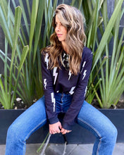 Cargar imagen en el visor de la galería, Saco de mujer. Tejido Algodón. Diseño estampado de rayos con intervenciones artesanales decorativas hechas a mano. Bordados en lentejuelas, perlas y puntadas. Diseño recto. Cuello redondo. Manga larga. Disponible en 2 colores, blanco y Negro. Estas prendas son productos que han sido confeccionadas con fibras y/o procesos de producción sostenible, reduciendo así su impacto ambiental. Producto hecho en Colombia. Compra Online