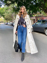 Cargar imagen en el visor de la galería, Saco de mujer. Tejido Algodón. Diseño estampado de rayos con intervenciones artesanales decorativas hechas a mano. Bordados en lentejuelas, perlas y puntadas. Diseño recto. Cuello redondo. Manga larga. Disponible en 2 colores, blanco y Negro. Estas prendas son productos que han sido confeccionadas con fibras y/o procesos de producción sostenible, reduciendo así su impacto ambiental. Producto hecho en Colombia. Compra Online