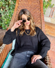 Cargar imagen en el visor de la galería, Saco de mujer. Tejido de punto. Tejido mezcla de lana. Diseño recto y oversize. Cuello redondo. Manga larga. Costura del hombro caída. Disponible en 3 Colores Negro, Crema y Lila. Producto 100% hecho en Colombia. Compra online.