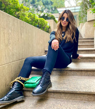 Cargar imagen en el visor de la galería, Saco de mujer. Tejido de punto. Tejido mezcla de lana. Diseño recto y oversize. Cuello redondo. Manga larga. Costura del hombro caída. Disponible en 3 Colores Negro, Crema y Lila. Producto 100% hecho en Colombia. Compra online.