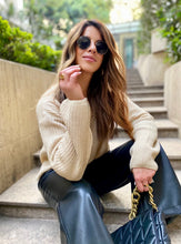 Cargar imagen en el visor de la galería, Saco de mujer. Tejido de punto. Tejido mezcla de lana. Diseño recto y oversize. Cuello redondo. Manga larga. Costura del hombro caída. Disponible en 3 Colores Negro, Crema y Lila. Producto 100% hecho en Colombia. Compra online.