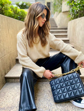 Cargar imagen en el visor de la galería, Saco de mujer. Tejido de punto. Tejido mezcla de lana. Diseño recto y oversize. Cuello redondo. Manga larga. Costura del hombro caída. Disponible en 3 Colores Negro, Crema y Lila. Producto 100% hecho en Colombia. Compra online.