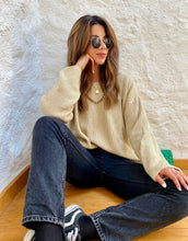 Cargar imagen en el visor de la galería, Saco de mujer. Tejido de punto. Tejido mezcla de lana. Diseño recto y oversize. Cuello redondo. Manga larga. Costura del hombro caída. Disponible en 3 Colores Negro, Crema y Lila. Producto 100% hecho en Colombia. Compra online.