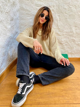 Cargar imagen en el visor de la galería, Saco de mujer. Tejido de punto. Tejido mezcla de lana. Diseño recto y oversize. Cuello redondo. Manga larga. Costura del hombro caída. Disponible en 3 Colores Negro, Crema y Lila. Producto 100% hecho en Colombia. Compra online.