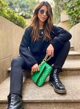 Cargar imagen en el visor de la galería, Saco de mujer. Tejido de punto. Tejido mezcla de lana. Diseño recto y oversize. Cuello redondo. Manga larga. Costura del hombro caída. Disponible en 3 Colores Negro, Crema y Lila. Producto 100% hecho en Colombia. Compra online.