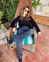 Cargar imagen en el visor de la galería, Saco de mujer. Tejido de punto. Tejido mezcla de lana. Diseño recto y oversize. Cuello redondo. Manga larga. Costura del hombro caída. Disponible en 3 Colores Negro, Crema y Lila. Producto 100% hecho en Colombia. Compra online.