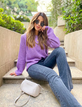 Cargar imagen en el visor de la galería, Saco de mujer. Tejido de punto. Tejido mezcla de lana. Diseño recto y oversize. Cuello redondo. Manga larga. Costura del hombro caída. Disponible en 3 Colores Negro, Crema y Lila. Producto 100% hecho en Colombia. Compra online.