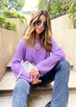 Cargar imagen en el visor de la galería, Saco de mujer. Tejido de punto. Tejido mezcla de lana. Diseño recto y oversize. Cuello redondo. Manga larga. Costura del hombro caída. Disponible en 3 Colores Negro, Crema y Lila. Producto 100% hecho en Colombia. Compra online.