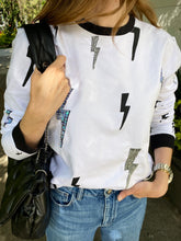 Cargar imagen en el visor de la galería, Saco de mujer. Tejido Algodón. Diseño estampado de rayos con intervenciones artesanales decorativas hechas a mano. Bordados en lentejuelas, perlas y puntadas. Diseño recto. Cuello redondo. Manga larga. Disponible en 2 colores, blanco y Negro. Estas prendas son productos que han sido confeccionadas con fibras y/o procesos de producción sostenible, reduciendo así su impacto ambiental. Producto hecho en Colombia. Compra Online