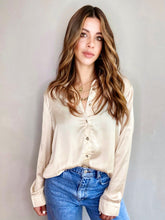 Cargar imagen en el visor de la galería, Camisa fluída en Satín de mujer. fashion, trendy, cómoda, cool, elegante y vestidora. Hecha en tela Satín. Hecho en Colombia, Compra online