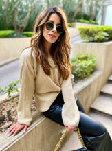 Cargar imagen en el visor de la galería, Saco de mujer. Tejido de punto. Tejido mezcla de lana. Diseño recto y oversize. Cuello redondo. Manga larga. Costura del hombro caída. Disponible en 3 Colores Negro, Crema y Lila. Producto 100% hecho en Colombia. Compra online.