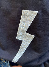 Cargar imagen en el visor de la galería, Saco de mujer. Tejido Algodón. Diseño estampado de rayos con intervenciones artesanales decorativas hechas a mano. Bordados en lentejuelas, perlas y puntadas. Diseño recto. Cuello redondo. Manga larga. Disponible en 2 colores, blanco y Negro. Estas prendas son productos que han sido confeccionadas con fibras y/o procesos de producción sostenible, reduciendo así su impacto ambiental. Producto hecho en Colombia. Compra Online