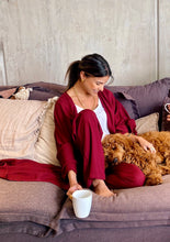 Cargar imagen en el visor de la galería, Sets de Verano para mujer. Tejido fluido liso. Composición: 100% rayón. Set de 2 Piezas. Kimono diseño recto, largo y manga tres cuartos. Pantalones Diseño wide leg, largo y de tiro alto. Bolsillos laterales. Cintura elástica. Sin cierre. Cordón decorativo con terminaciones en metal. Úsalo para ir de vacaciones como salida de baño, para ir a fiestas o eventos ó para días relajados y descomplicados. Disponible en color negro y vinotinto. Producto 100% hecho en Colombia.